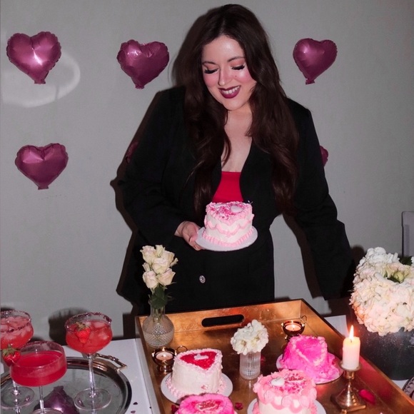 Meet your Posher, Alexandra! 👸🏻🖤👡 - Picture 4 of 8